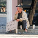 Мужчина просит милостыню с табличкой – Хочу нажраться в хлам 04 - Уличная тату (street tattoo) от tatufoto.com 0402