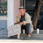 Мужчина просит милостыню с табличкой – Хочу нажраться в хлам 06 - Уличная тату (street tattoo) от tatufoto.com 0404