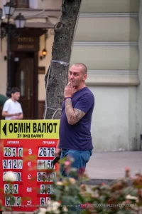 Фото тату на руке мужчины, рука полностью покрыта рисунком, уличная фотография, детализированный рисунок татуировки, мастер тату, реализм.