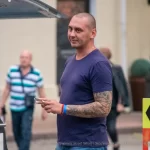 Фото тату на руке мужчины, рука полностью покрыта рисунком, уличная фотография, детализированный рисунок татуировки, мастер тату, реализм.
