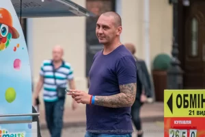 Фото тату на руке мужчины, рука полностью покрыта рисунком, уличная фотография, детализированный рисунок татуировки, мастер тату, реализм.