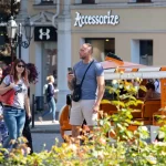 Фото тату на руке мужчины, рука полностью покрыта рисунком, уличная фотография, детализированный рисунок татуировки, мастер тату, реализм.