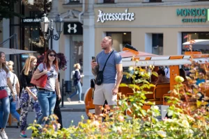 Фото тату на руке мужчины, рука полностью покрыта рисунком, уличная фотография, детализированный рисунок татуировки, мастер тату, реализм.