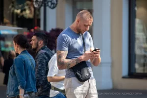 Фото тату на руке: яркий и детализированный рукав, состоящий из различных элементов, включая цветы, черепа и геометрические узоры. Сложный и эффектный дизайн.