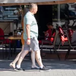 Фото тату на икре: маленький черный рисунок, напоминающий стилизованный цветок или звезду. Изящный и лаконичный дизайн для любителей минимализма.