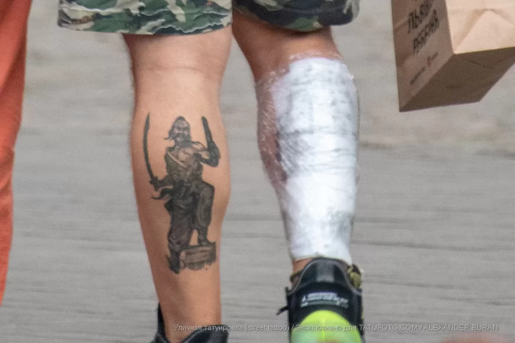 Мужчина с тату воин казак с саблей и пистолетом внизу ноги 08 - Уличная тату (street tattoo) от tatufoto.com 0463