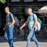 Фото тату на руке мужчины, выполненное в виде тонкой линии. Рисунок татуировки выглядит минималистично и элегантно.