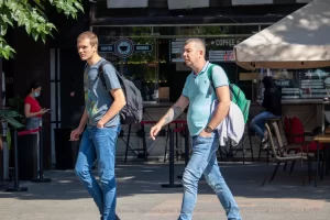 Фото тату на руке мужчины, выполненное в виде тонкой линии. Рисунок татуировки выглядит минималистично и элегантно.