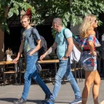 Фото тату на плече мужчины, изображающее сложный узор. Рисунок татуировки выполнен в черном цвете и имеет множество мелких деталей.