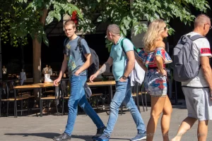 Фото тату на плече мужчины, изображающее сложный узор. Рисунок татуировки выполнен в черном цвете и имеет множество мелких деталей.