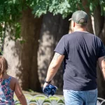Фото тату на плече мужчины: небольшой рисунок, вероятно, символ или геометрический узор, выполненный в черном цвете. Изображение демонстрирует сдержанный стиль.