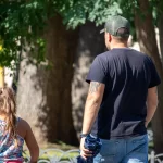 Фото тату на плече мужчины: небольшой рисунок, вероятно, символ или геометрический узор, выполненный в черном цвете. Изображение демонстрирует сдержанный стиль.