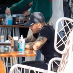 Мужчина с тату узорами на обоих руках 03 - Уличная тату (street tattoo) от tatufoto.com 0502