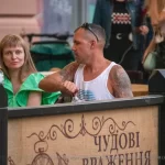 Фото тату на руке мужчины: детализированный рисунок в темных тонах с растительными элементами и абстракцией. Идеи для татуировок.