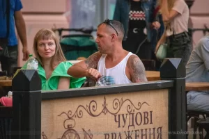 Фото тату на руке мужчины: детализированный рисунок в темных тонах с растительными элементами и абстракцией. Идеи для татуировок.
