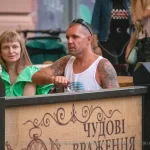 Фото тату на руке мужчины: детализированный рисунок в темных тонах с растительными элементами и абстракцией. Идеи для татуировок.