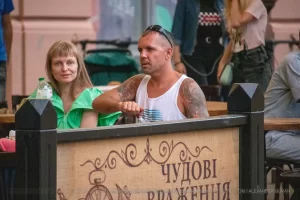 Фото тату на руке мужчины: детализированный рисунок в темных тонах с растительными элементами и абстракцией. Идеи для татуировок.