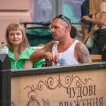 Фото тату на руке мужчины: детализированный рисунок в темных тонах с растительными элементами и абстракцией. Идеи для татуировок.