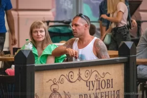 Фото тату на руке мужчины: детализированный рисунок в темных тонах с растительными элементами и абстракцией. Идеи для татуировок.