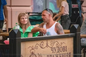Фото тату на руке мужчины: сложный рисунок в темных тонах с растительными и абстрактными элементами. Подробное изображение для вдохновения.