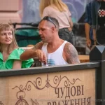 Фото тату на предплечье мужчины: темный рисунок с элементами флоры и абстракции, выполненный в реалистичном стиле. Идеально для поиска идей татуировок.