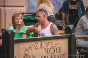 Фото тату на предплечье мужчины: темный рисунок с элементами флоры и абстракции, выполненный в реалистичном стиле. Идеально для поиска идей татуировок.