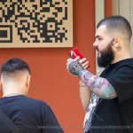 Мужчина с цветными тату на руках и малыми тату за ухом 08 - Уличная тату (street tattoo) от tatufoto.com 0564