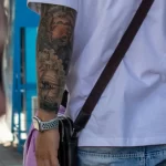 Парень моряк с тату рисунком парусника на левой руке 02 - Уличная тату (street tattoo) от tatufoto.com 0620