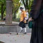 Парень на скейте с большой тату на левой половине лица 22 - Уличная тату (street tattoo) от tatufoto.com 0654