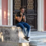 Фото тату на руке мужчины, изображающее сложный узор в восточном стиле. Татуировка покрывает плечо и предплечье, выполнена в темных тонах.