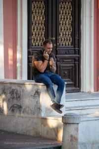 Фото тату на руке мужчины, изображающее сложный узор в восточном стиле. Татуировка покрывает плечо и предплечье, выполнена в темных тонах.
