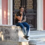 Фото тату на руке мужчины, изображающее сложный узор в восточном стиле. Татуировка покрывает плечо и предплечье, выполнена в темных тонах.