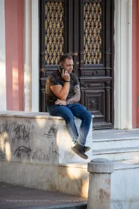 Фото тату на руке мужчины, изображающее сложный узор в восточном стиле. Татуировка покрывает плечо и предплечье, выполнена в темных тонах.