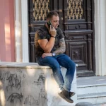 Фото тату на руке мужчины, изображающее сложный узор в восточном стиле. Татуировка покрывает плечо и предплечье, выполнена в темных тонах.