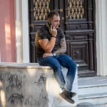 Фото тату на руке мужчины, изображающее сложный узор в восточном стиле. Татуировка покрывает плечо и предплечье, выполнена в темных тонах.