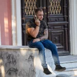 Фото тату на руке мужчины, изображающее сложный узор в восточном стиле. Татуировка покрывает плечо и предплечье, выполнена в темных тонах.
