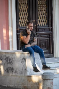Фото тату на руке мужчины, изображающее сложный узор в восточном стиле. Татуировка покрывает плечо и предплечье, выполнена в темных тонах.