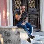 Фото тату на руке мужчины, изображающее сложный узор в восточном стиле. Татуировка покрывает плечо и предплечье, выполнена в темных тонах.
