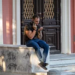 Фото тату на руке мужчины, изображающее сложный узор в восточном стиле. Татуировка покрывает плечо и предплечье, выполнена в темных тонах.