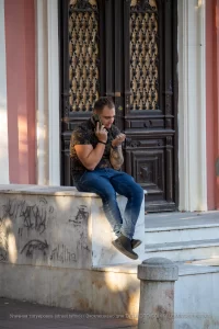 Фото тату на руке мужчины, изображающее сложный узор в восточном стиле. Татуировка покрывает плечо и предплечье, выполнена в темных тонах.