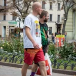 Фото мужчины с татуировками на руке и ноге, одетого в футболку. Идеи для тату, эскиз тату, мастер тату.
