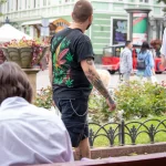 Фото тату на руке и ноге мужчины, демонстрирующее разнообразие рисунков и стилей. Идеи для тату, мастер тату, эскиз тату.
