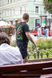 Фото тату на руке и ноге мужчины, демонстрирующее разнообразие рисунков и стилей. Идеи для тату, мастер тату, эскиз тату.