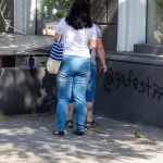 Фотография уличной татуировки на щиколотке. Небольшой рисунок в минималистичном стиле, выполненный черными чернилами. Идеально для вдохновения и поиска идей для тату.