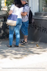 Фото татуировки на ноге с изображением маленькой черной птицы. Минималистичный рисунок татуировки, выполненный опытным мастером.