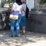 Фото татуировки на ноге с изображением мультяшного кота. Яркий рисунок татуировки, выполненный опытным мастером.