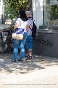 Фото татуировки на ноге с изображением мультяшного кота. Яркий рисунок татуировки, выполненный опытным мастером.