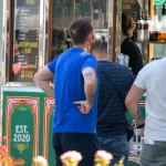 Фото татуировки на руке мужчины с изображением серой короны и надписью 'freedom'. Уличная татуировка, сделанная опытным мастером.