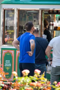 Фото татуировки на руке мужчины с изображением серой короны и надписью 'freedom'. Уличная татуировка, сделанная опытным мастером.