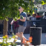 Фото татуировки на ноге мужчины, изображающей детализированную композицию с элементами морской тематики. Видны якорь, волны и другие морские символы.